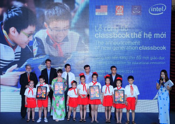 Đại diện Intel, NXBGD, ĐSQ Mỹ, ĐH Ngoại ngữ t rao mock-up cho các em học sinh