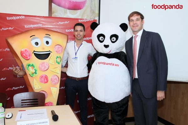 foodpanda VN & Pizza Hut VN's representatives with their mascots - d_i di_n c_a foodpanda VN & Pizza Hut VN chup anh cùng linh vat tuong trung cua hai thuong hieu