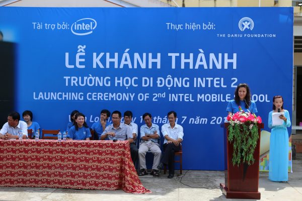 Ba Sherry Boger _ Tong giam doc Intel Products phat bieu tai buoi le