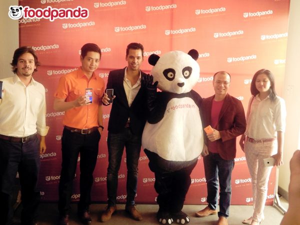 Ông Tauriq Brown (thứ ba bên trái qua - Đồng sáng lập và Giám đốc Điều hành foodpanda) và ông Khoa Nguyễn (thứ 2 bên phải qua -Trưởng phòng Tiếp thị Microsoft Mobile)