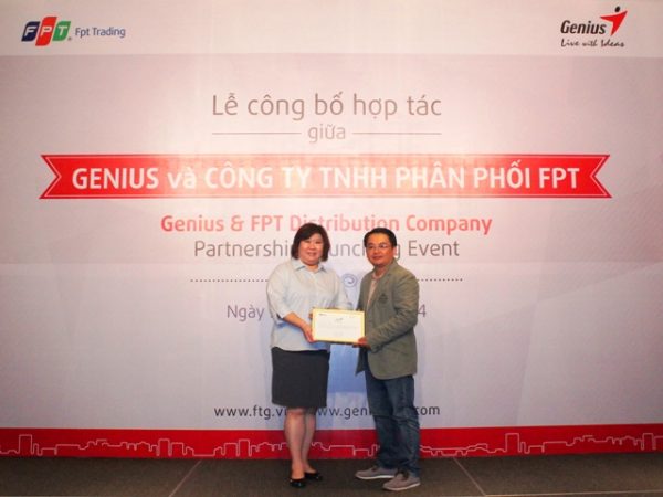 Đại_diện_Genius_trao_chứng_nh  ận nhà phân phối chính th ức_cho_FPT_Trading